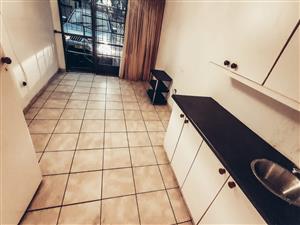 Bachelor Flat to Let -Water included