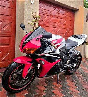 HONDA CBR 600 CC ( BEAUTIFUL CONDITION)