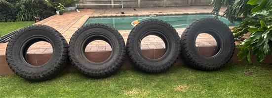 Tyres Cooper brand 4 x 265/75\16 
