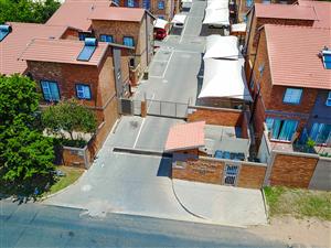 Spacious Upstairs Unit–A Perfect Lock-Up-And-Go