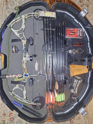 Compound bow 70 pound  with butt and many accessories. Diamond Iceman bow.