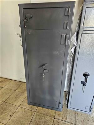 Safe for 4 sale newly renovated