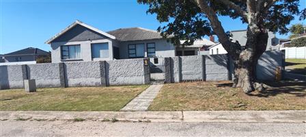 Discover this charming 3-bedroom Freehold To Let in Glenhurd, Gqeberha—your ideal family home await