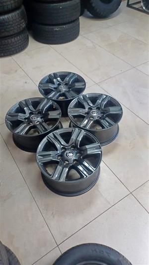 Toyota Hilux/Fortuner 17''original mags set