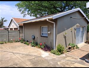 Bachelor garden cottage to let for 1 working person