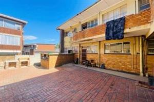2 Bedroom Flat in Rosettenville - FIXER UPPER