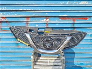 Nissan Qashqai Front Top Grille )