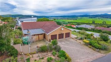Spacious 3 Bedroom Home For Sale in Fraaiuitsig