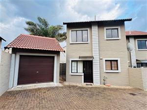 2 Bedroom Townhouse for Sale in Country View Estate