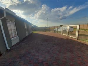 3 bedroom,two bathroom house to rent in windmill park ext 28,