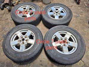 Jeep Commander 17inch megs and tyers for sale WhatsApp or call 