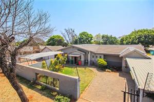 A stunning 4 Bedroom house for sale!!
