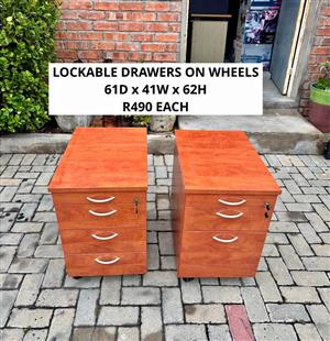 LOCKABLE DRAWERS ON ROLLER WHEELS 