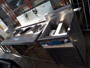 Gas cooker with frier 