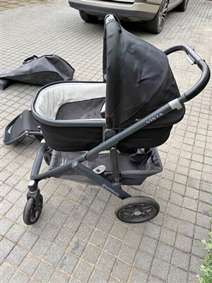 Uppababy vista stroler with bassinet