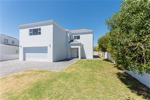 Contemporary Comfort with Golf Course Views