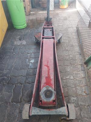 Heavy duty hydraulic jack