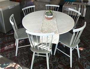 Beautiful refurbished dinning table and chairs 