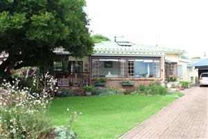 CHARMING COASTAL COTTAGE IN PRIME WEST BANK LOCATION
