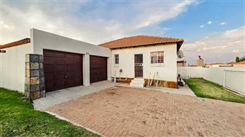Spacious 3-Bedroom Home with Double Garage in Ben Fleur – Perfect Family Living.