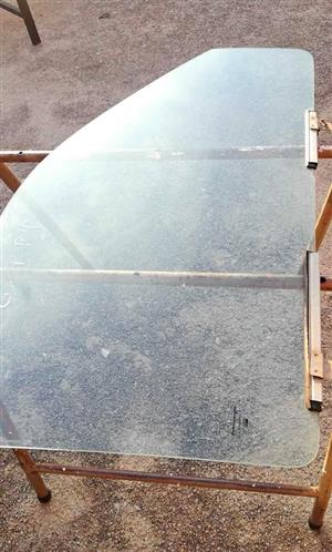 Mitsubishi colt 2000 on door glass