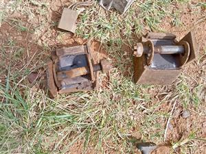 Chevrolet 4.1 engine mountings both