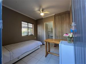 Quiet Stand-alone Studio - Secure Parking & Private Bathroom