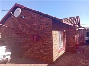 3 BEDROOMS IN SOSHANGUVE BLOCK UU FOR SALE WITH 3 OUTSIDE ROOMS