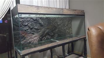 Hi I am selling fish tank very good condition 