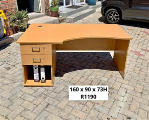 GOOD QUALITY OFFICE DESK WITH DRAWERS