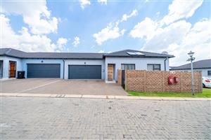 Stunning 3 bedroom,2 bathroom Townhouse in PARKRAND, BOKSBURG