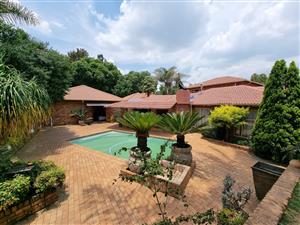 Spacious Multi-Home Property with Endless Potential – Ideal for Big Families or Savvy Investors!