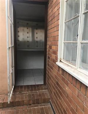 Bachelor cottage to rent in kensington