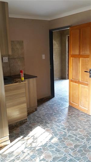 Bachelor unit available for rent in Clayville East, Olifantsfontein from 1 June
