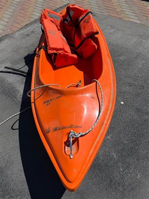 Single seater kano/kyak with 2 safety jackets