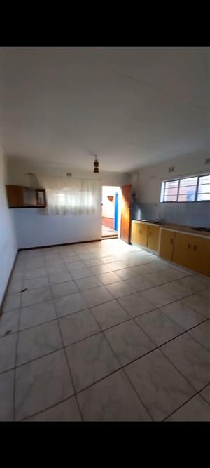 Bosmont, bachelor flatlet with shower