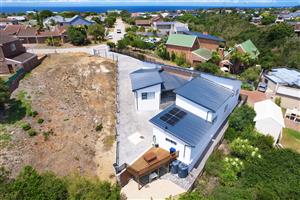 Stylish Modern Family Home on the Kloof in Noorsekloof, Jeffreys Bay