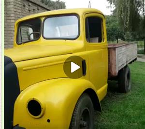 Antique / Classic Truck Morris Commmercial  Diesel , it runs Great . Teak wood B