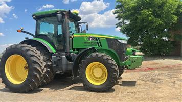 2012 John Deere 7215R