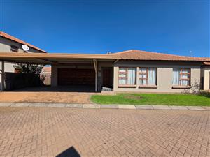 Beautiful Townhouse for Sale in SE8, Vanderbijlpark – Secure Complex!