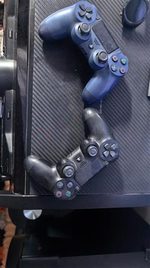 Playstation 4 with 2 controller and 2 games