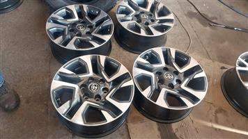 Toyota Fortuner/Legend 55 18"OEM mags