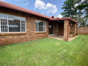 Townhouse For Sale in Rooihuiskraal North
