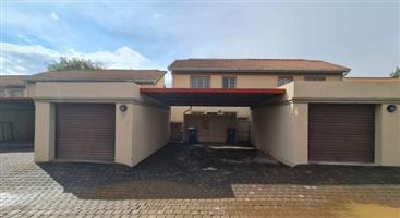 Townhouse For Sale in Willow Park Manor