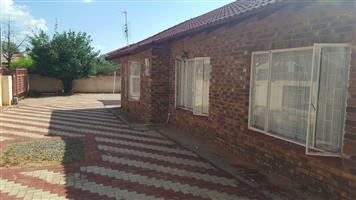 4 bedrooms house for sale Mmabatho Unit 10 (mafikeng)