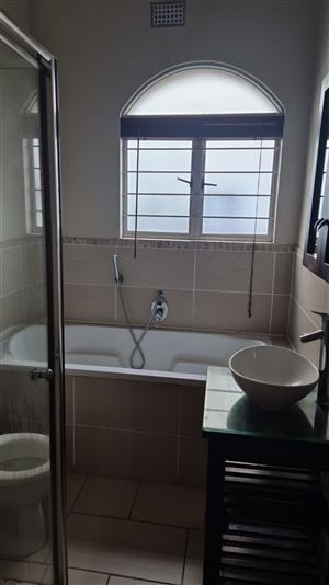 spacious house to rent 3 bedroom loung and kitchen with parking