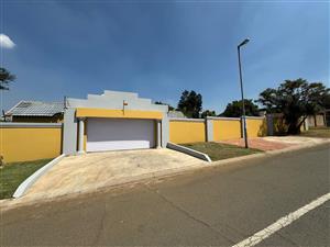 Modern Standalone Home: 4 Bedrooms, 3- car Garages, poolside living