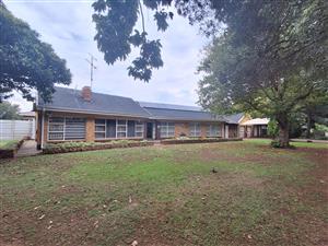 Immaculate and well kept 3 Bedrooms Family home with Potential Granny Flatlet and Domestic Quarters.