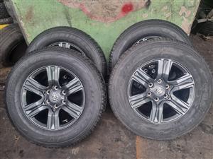 17inch Toyota Hilux/Fortuner original mags with Good used 265/65/17 tyres set fo