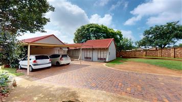 Spacious 4 Bedroom Family Home with Pool